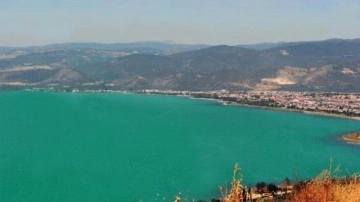 İznik Gölü, alg patlaması nedeniyle turkuaza büründü