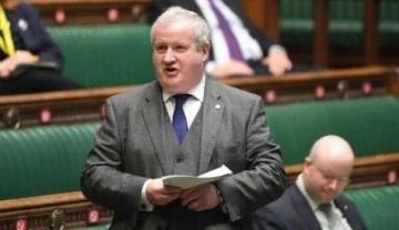 Johnson'ı parlamentoyu yanıltmakla suçlayan milletvekili meclisten çıkarıldı