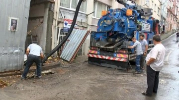 Kadıköy'de sağanak yağmur nedeniyle bazı evleri su bastı