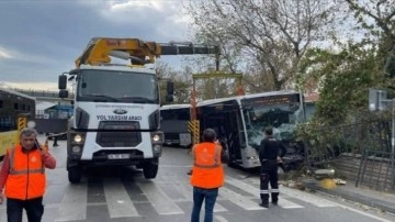 Kadıköy'de belediyenin bahçe duvarına çarpıp asılı kalan metrobüs çekildi