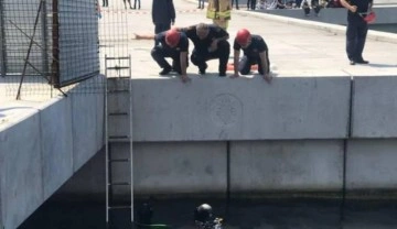Kadıköy&rsquo;de can pazarı: Denize düşen 2 genç kız kurtarıldı