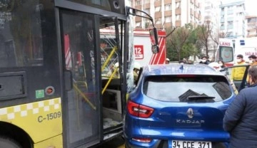 Kadıköy'de İETT otobüsünün çarptığı otomobilin sürücüsü yaralandı