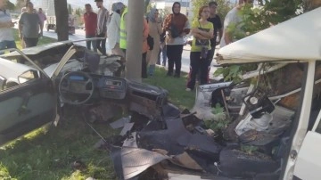 Kahramanmaraş'ta feci kaza: Direğe çarpan otomobil ikiye bölündü!