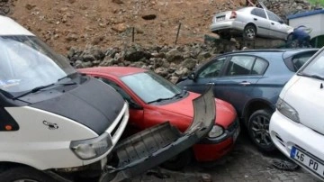 Kahramanmaraş’ta çok sayıda araç yıkılan istinat duvarının altında kaldı