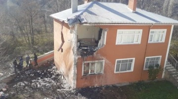 Kamyon 10 metreden evin üzerine uçtu; sürücü yaralandı