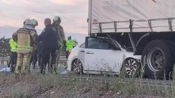 Kamyona çarpan otomobil, kasanın altına girdi: 1 ölü, 3 yaralı