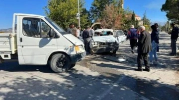 Kamyonetle otomobil kafa kafaya çarpıştı; 1 ölü 3 yaralı