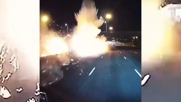 Kanada'da feci kaza saniye saniye kamerada: Şoför uyuyakaldı, yakıt tankeri böyle patladı!