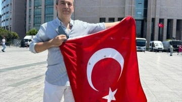 Kanlı Türk bayrağını torunları için saklıyor