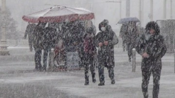 Kar birçok ilde etkili oluyor. İstanbul'da kar tekrar başladı. Kar tatili haberi geldi