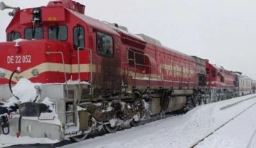 Kar kalınlığı 4 metreye ulaştı, Doğu Ekspresi seferleri aksadı