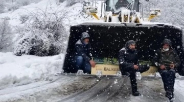 Kar ve tipinin geçit vermediği yolda cenaze kepçeyle mezarlığa taşındı