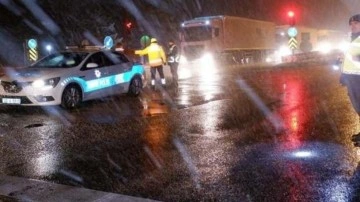 Kar yağışı Balkanlar'dan yurda girdi: Göz gözü görmüyor