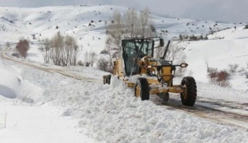Kara kış devam ediyor: Sivas'ta 46 köy yolu ulaşıma kapandı!