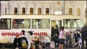 Karabağ'dan Ermenileri taşıyan son otobüs kalktı: Tarihi kare