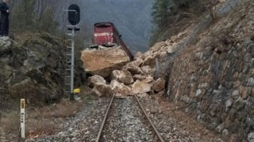 Karabük'te korkutan kaza! Demir yoluna kayalar düştü yük treni raydan çıktı