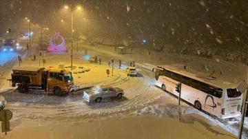 Karadeniz Sahil Yolu'nun Trabzon-Giresun güzergahı, iki tırın çarpışmsıaşıma kapandı 