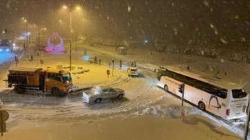 Karadeniz Sahil Yolu'nun Trabzon-Giresun güzergahında iki tır çarpıştı