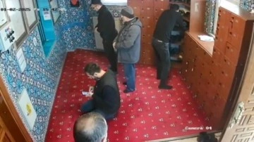 Karaköy’de camide namaz kılıyor gibi yapıp ayakkabı çalan hırsız kamerada