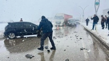 Karlı yolda aynı yöne giden otomobiller çarpıştı: 2 yaralı