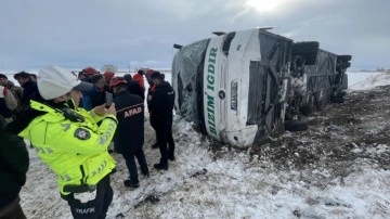 Kars'ta yolcu otobüsü, şarampole yuvarlandı: 23 yaralı