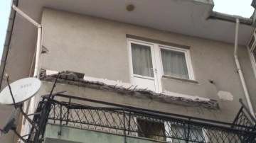 Kartal'da 6 katlı binada balkon çöktü