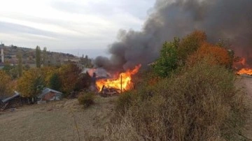 Kastamonu'da köyde yangın; 40 ev ve ahır alevlere teslim oldu