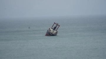 Kastamonu'da yan yatan yük gemisi batma tehlikesi yaşıyor