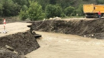 Kastamonu'da yol çöktü: 2 ilçe ulaşıma kapandı