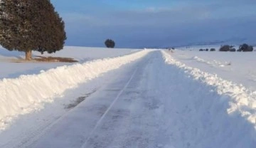 Kayseri'de kapalı kırsal mahalle yolu bırakmadı