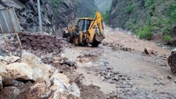 Kayseri'de sel ve heyelan kırsal mahalle yolunda ulaşımı aksattı