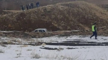 Kaza yaptığı otomobilden çıkamayıp donarak hayatını kaybetti