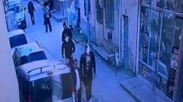 Kendilerini polis olarak tanıtıp vatandaşları gasp ettiler