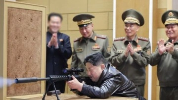 Kim Jong silah fabrikası gezdi: Hedefi 12'den vurdu!