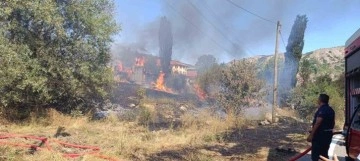 Kızılcahamam’da ahşap bina ve samanlık yandı