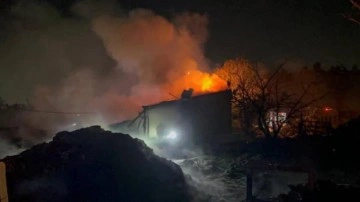 Kocaeli'de geri dönüşüm tesisinde çıkan yangın söndürüldü