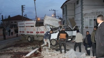 Konya'da hayvan yüklü kamyonet devrildi. 2 kişi hayatını kaybetti