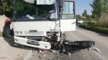 Konya'da midibüs ile motosiklet çarpıştı 2 kişi öldü