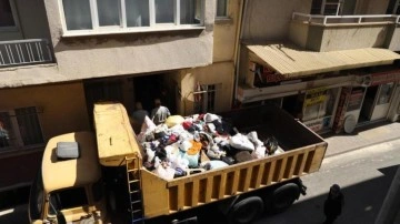 Kötü koku yayılan evden 7 kamyon çöp çıktı