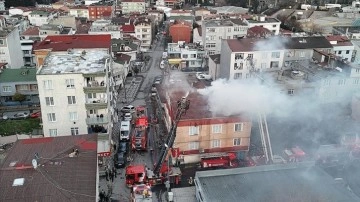 Küçükçekmece'deki çatı katı yangını itfaiye ekiplerince söndürüldü