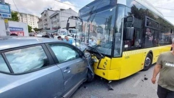 Küçükçekmece&rsquo;de kaza yaptıkları aracı bırakıp kaçtılar