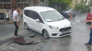 Küçükçekmece&rsquo;de yol çöktü, iki evi su bastı