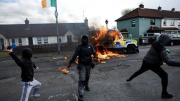 Kuzey İrlanda'da maskeli bir grup, polis aracına molotofla saldırdı