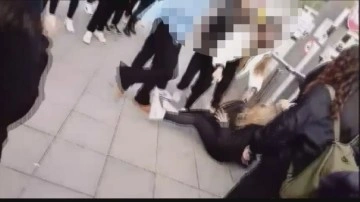 Lisede korkunç görüntüler. 1 kız öğrenci, 5 okul arkadaşı tarafından feci şekilde dövüldü