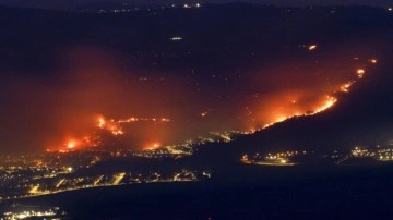 Lübnan'ın güneyinde İsrail bombardımanı nedeniyle yangın çıktı