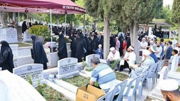 Mahmut Ustaosmanoğlu'nun kabrinde ziyaretçi yoğunluğu