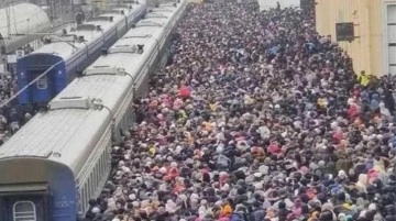Mahşeri kalabalık! İşgalden kaçan Ukraynalılar trenle Polonya'ya akın akın ediyor