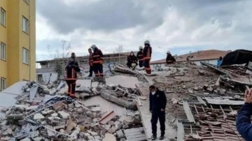 Malatya'da 4 katlı bina çöktü: Enkaz altında kalan var, ekipler bölgede