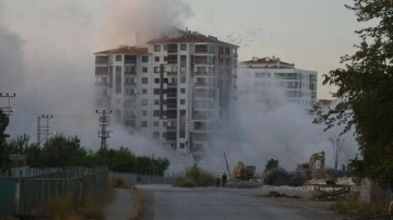 Malatya'da ağır hasarlı 12 katlı 2 bina yıkıldı!