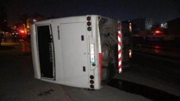 Malatya&rsquo;da işçi servisi ile otomobil çarpıştı: 10 yaralı